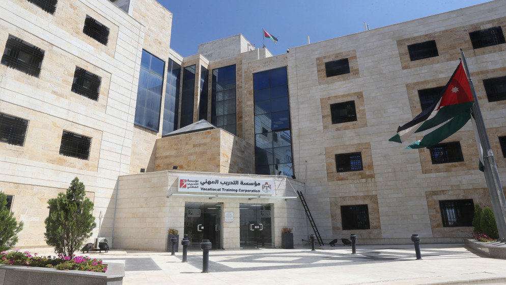بدء استقبال طلبات القبول والتسجيل للتخصصات المهنية إلكترونيا للعام التدريبي 2025-2026